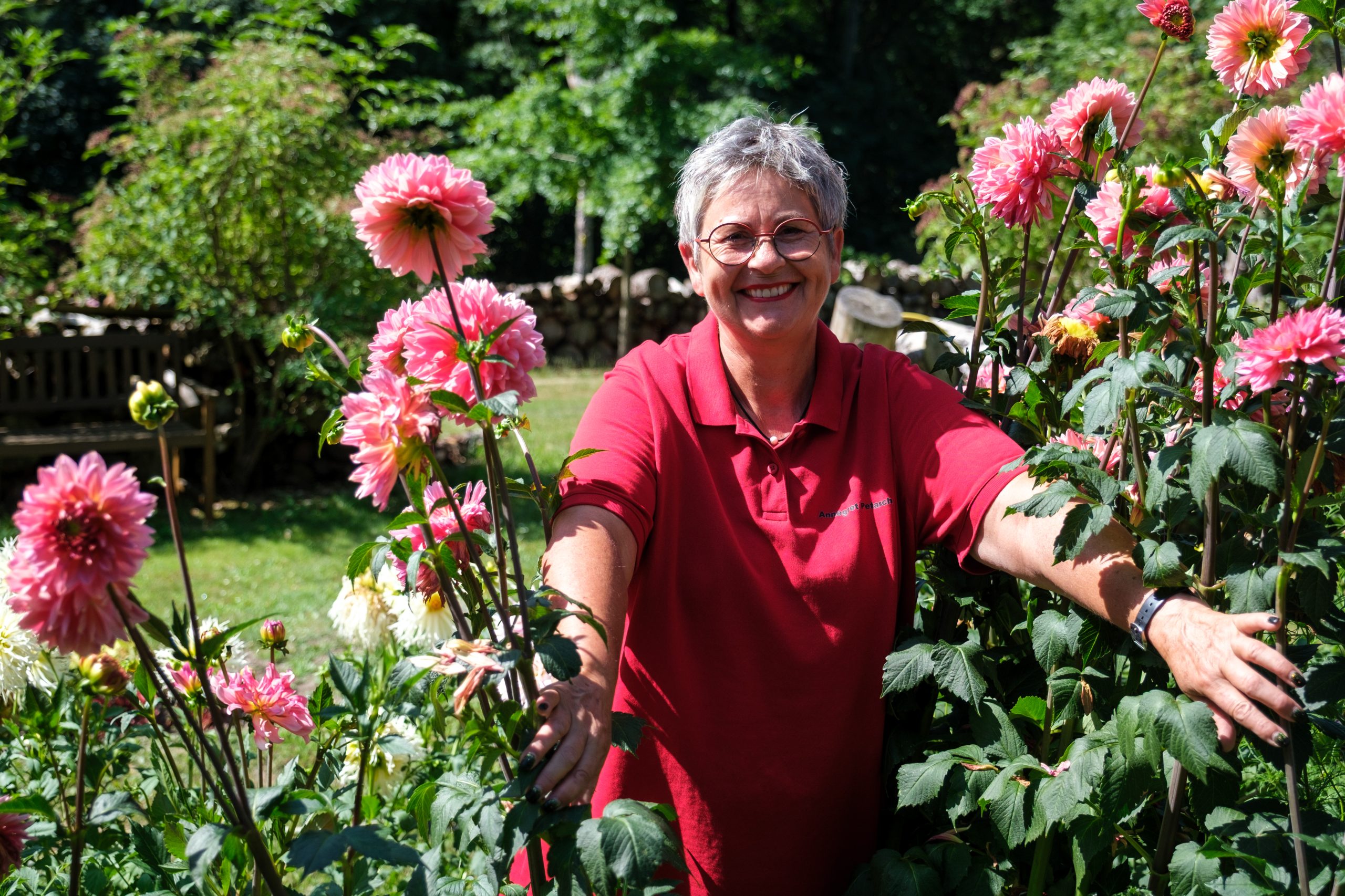 Annegret Petasch zwischen Dahlien im Garten von GartenGretel