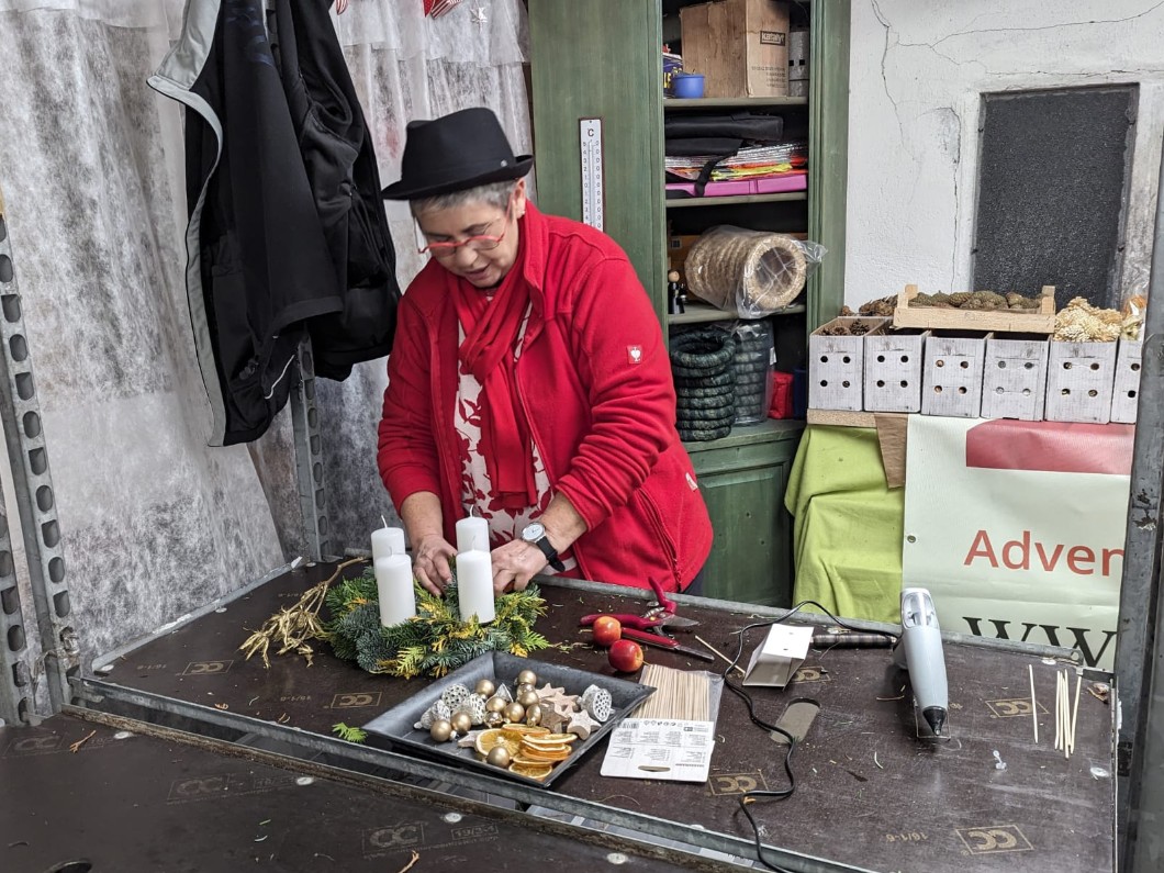 Annegret Petasch bindet einen Adventskranz in der Kreativgarage